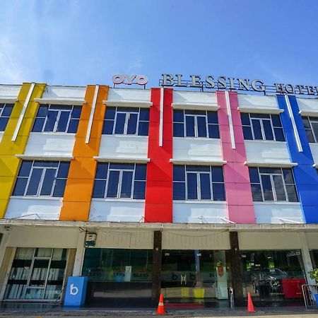 Vaccinated Staff - OYO 575 Blessing Hotel Palembang Exterior foto