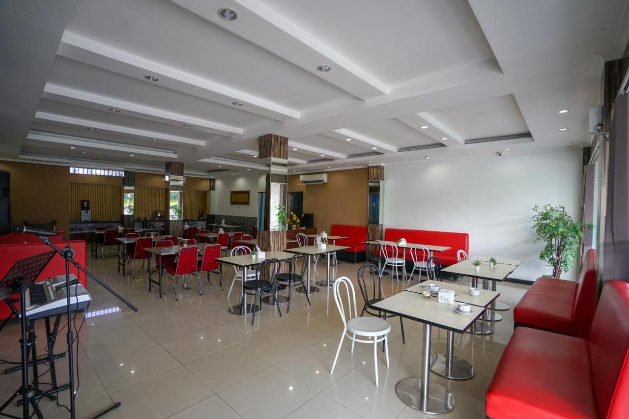 Vaccinated Staff - OYO 575 Blessing Hotel Palembang Exterior foto